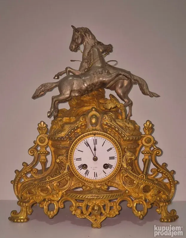Prelep stari komodni sat sa srebrnim konjima