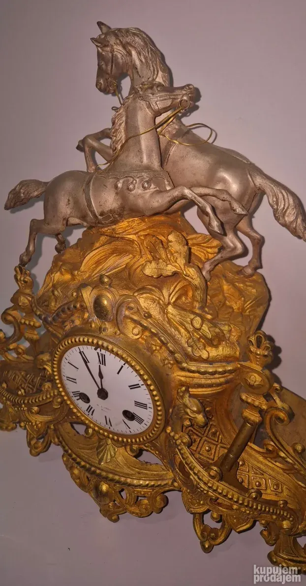 Prelep stari komodni sat sa srebrnim konjima