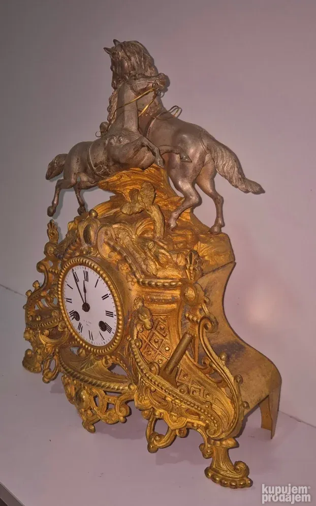 Prelep stari komodni sat sa srebrnim konjima