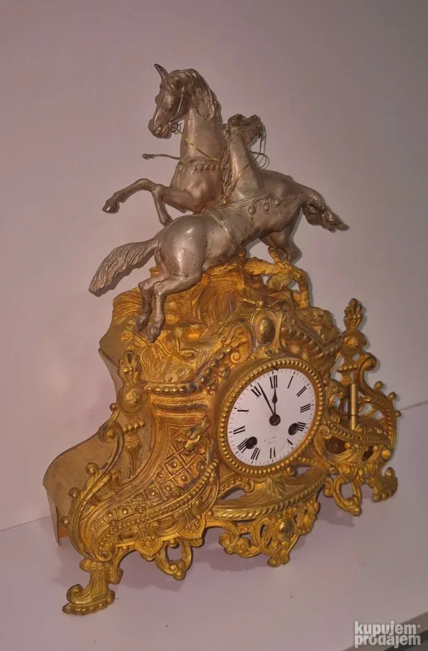 Prelep stari komodni sat sa srebrnim konjima