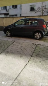 Automobil