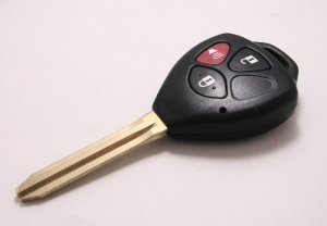TOYOTA kljuc sa tri dugmeta