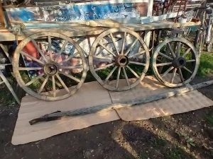 Stari drveni točkovi i ruda