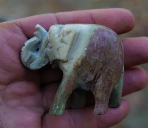 Slon od poludragog kamena Serpentin