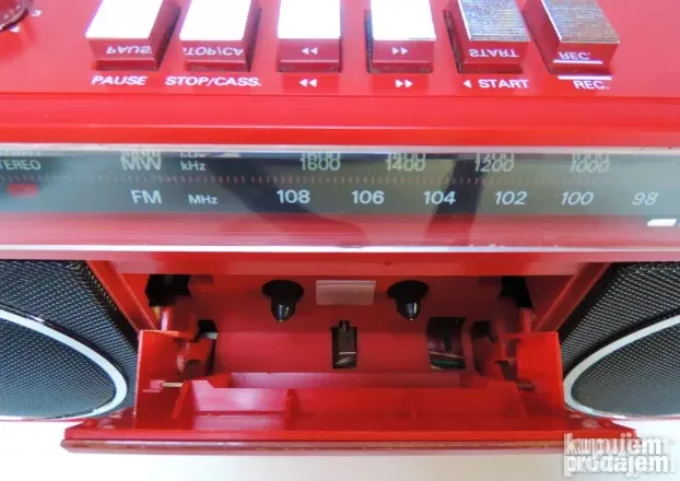 Kupujem GRUNDIG RR340/RR345 Radio Cassette Recorder CRVENI