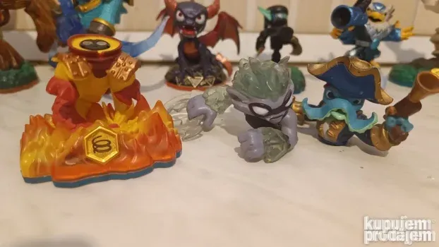 Skylanders 22 figurice, vozila, kristala i extra delovi