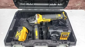 Aku brusilica Dewalt DCG 405 u koferu, 2024.god.