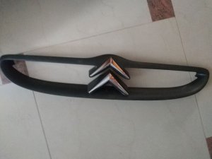 Citroen maska sa znakom