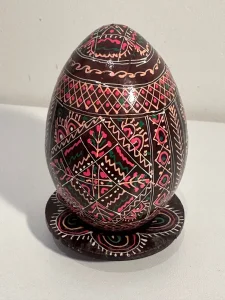 Oslikano drveno jaje sa postoljem