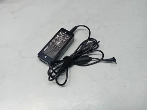 Asus adapter 19v 2,1a ispravan 2,5x0,7mm