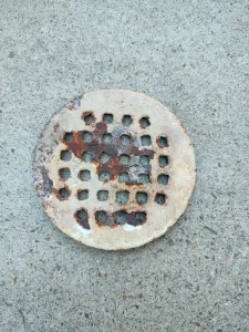 Stara gvozdena rešetka umivaonika slivnika