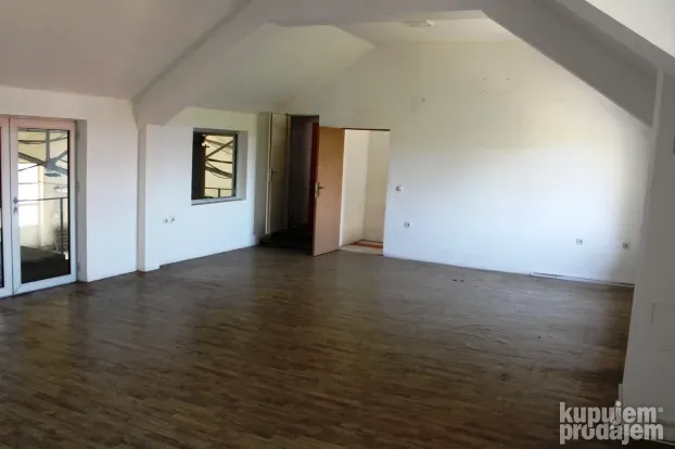 Hala sa kancelarijama na Čamurlijskom putu