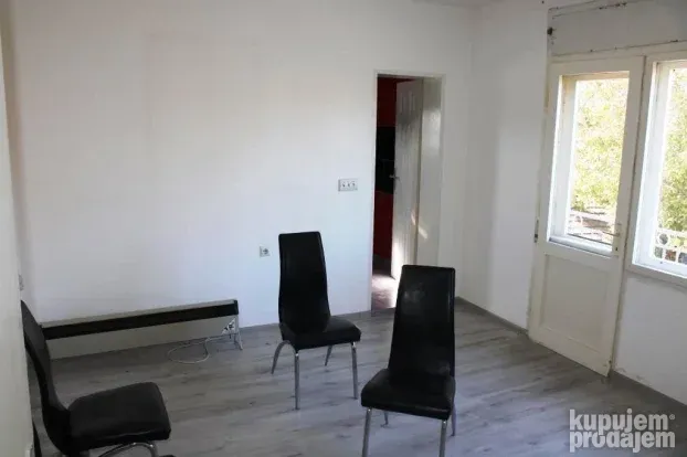 Hala sa kancelarijama na Čamurlijskom putu