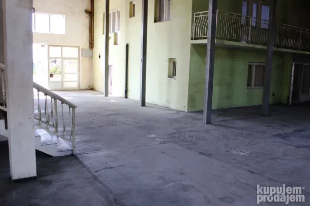 Hala sa kancelarijama na Čamurlijskom putu