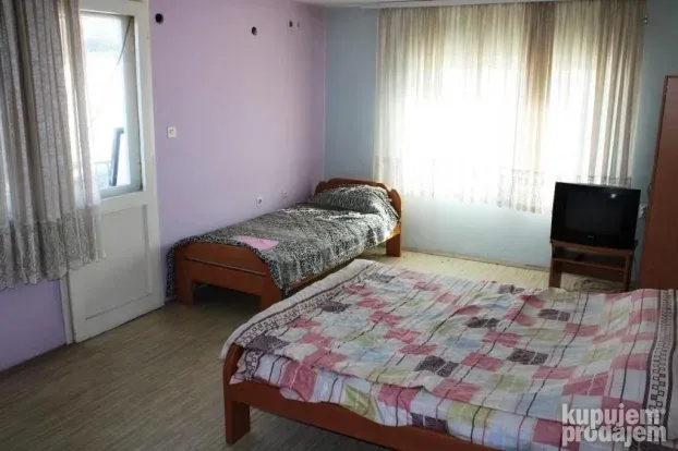 Hala sa kancelarijama na Čamurlijskom putu