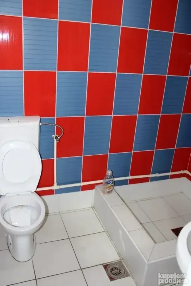 Hala sa kancelarijama na Čamurlijskom putu