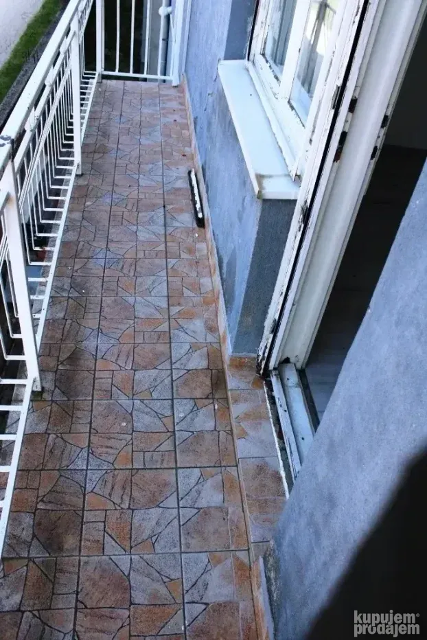 Hala sa kancelarijama na Čamurlijskom putu