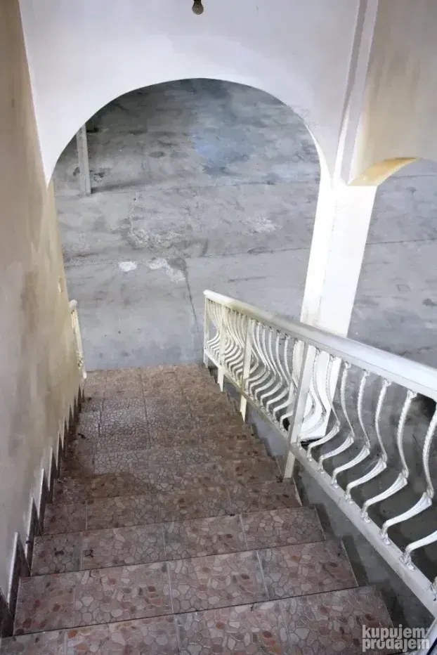 Hala sa kancelarijama na Čamurlijskom putu