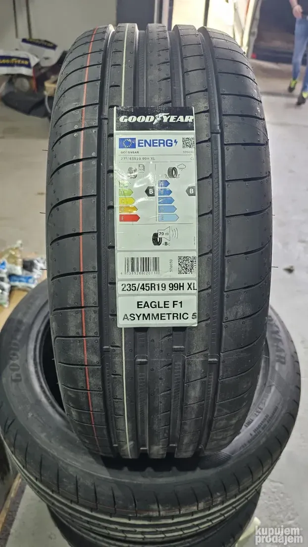 nova letnja guma 235/45 r 19 goodyear
