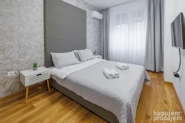 Stan na dan - Apartmani sa parkingom u centru NS