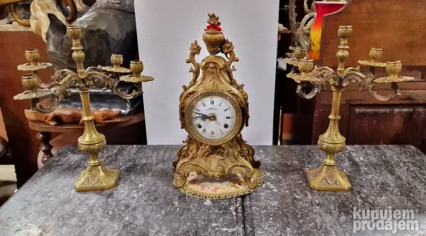 Prelep stari mesingani komplet sat sa svecnjacima