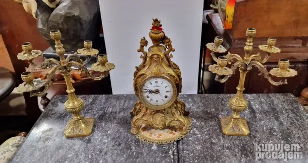 Prelep stari mesingani komplet sat sa svecnjacima