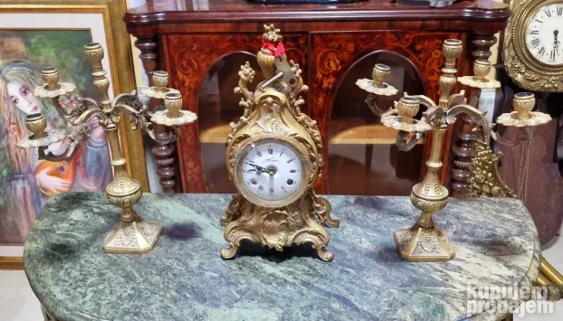 Prelep stari mesingani komplet sat sa svecnjacima