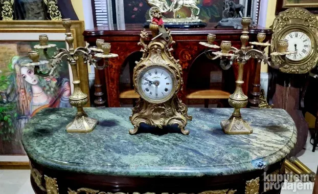 Prelep stari mesingani komplet sat sa svecnjacima