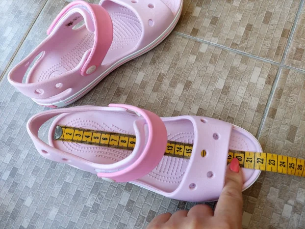 Ocuvane crocs sandale oznaka j2
