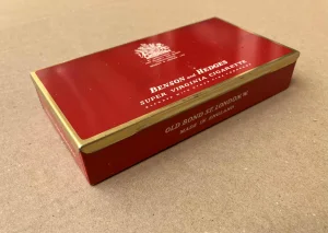 METALNA KUTIJA - Benson & Hedges, decenijski stara,britanska