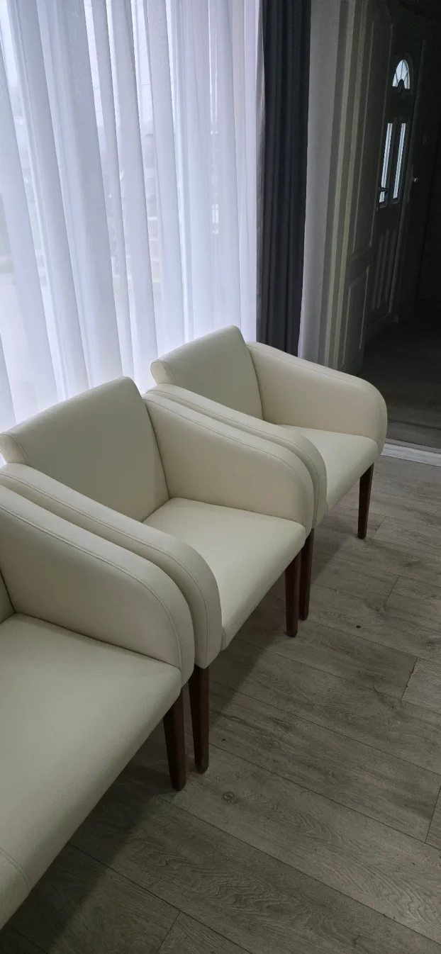 Presvlacenje svih vrsta namestaja,sedista automobila,motora.