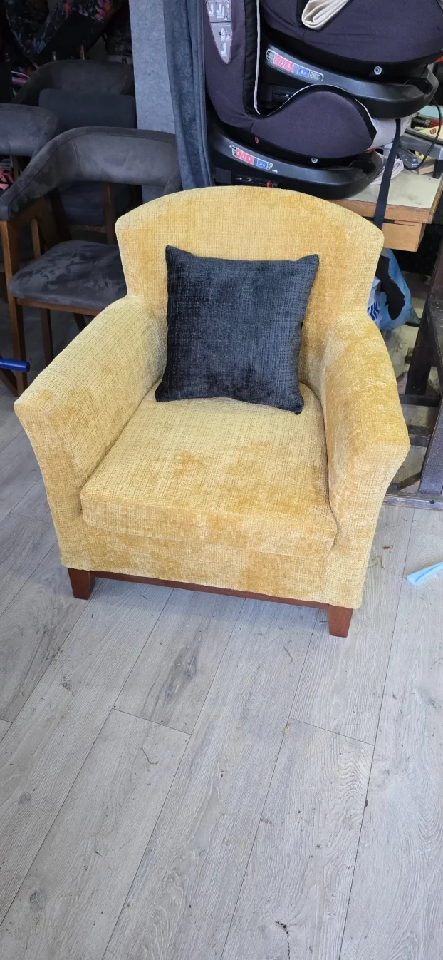 Presvlacenje svih vrsta namestaja,sedista automobila,motora.