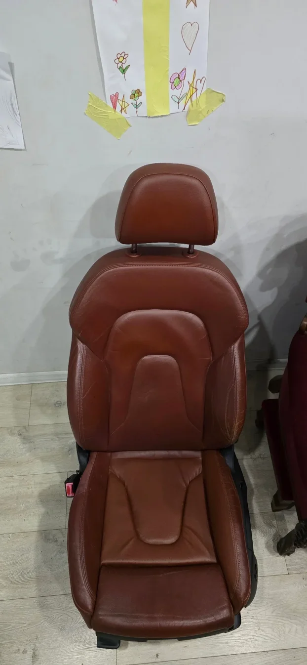 Presvlacenje svih vrsta namestaja,sedista automobila,motora.