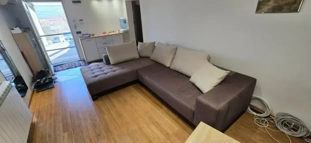 Presvlacenje svih vrsta namestaja,sedista automobila,motora.