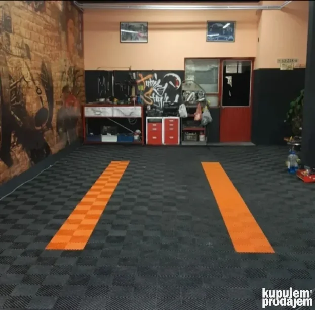 Popravka udubljenja kad je auto gradiran. Masiranje limarije