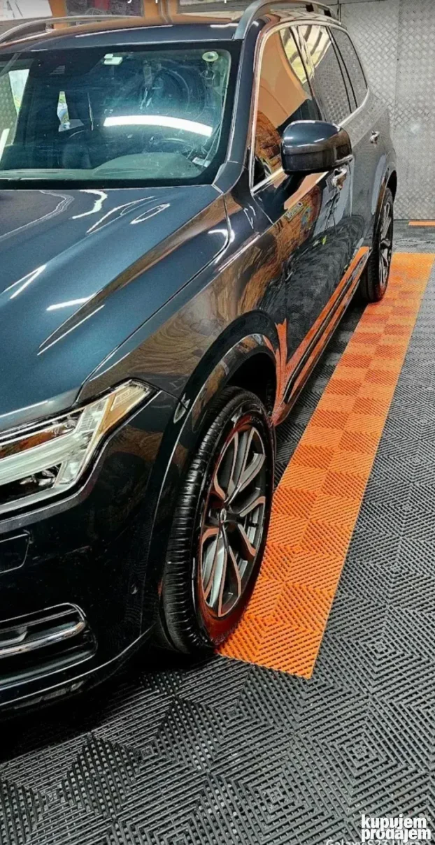 Popravka udubljenja kad je auto gradiran. Masiranje limarije