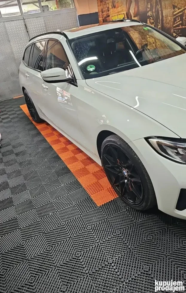 Popravka udubljenja kad je auto gradiran. Masiranje limarije