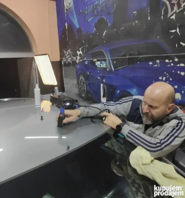 Popravka udubljenja kad je auto gradiran. Masiranje limarije