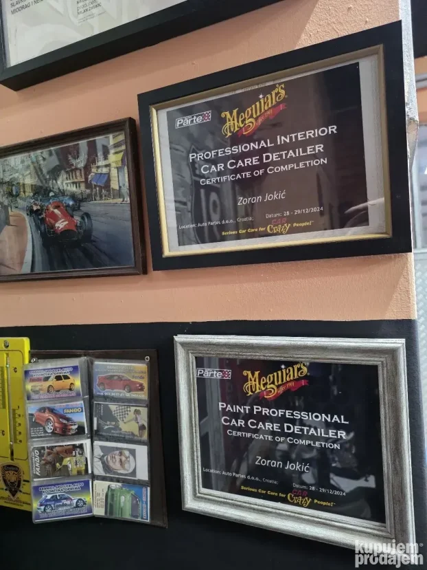 Popravka udubljenja kad je auto gradiran. Masiranje limarije