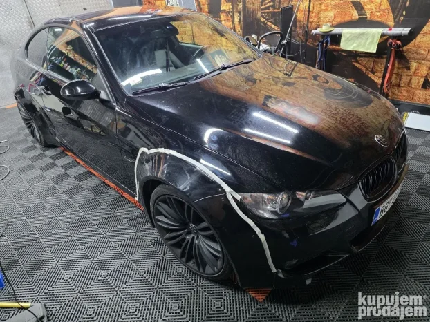 Popravka udubljenja kad je auto gradiran. Masiranje limarije