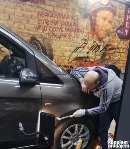 Popravka udubljenja kad je auto gradiran. Masiranje limarije