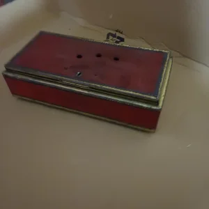 Stara limena kutija-kasica