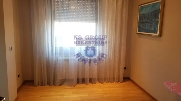 Š-452175, Opština Novi Sad, 4.0 četvorosoban, 202 m²