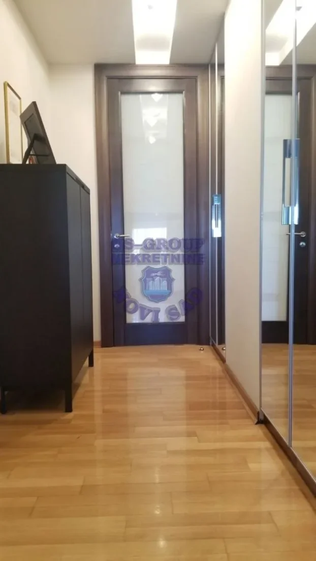 Š-452175, Opština Novi Sad, 4.0 četvorosoban, 202 m²