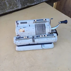 Stari mehanički kalkulator 2