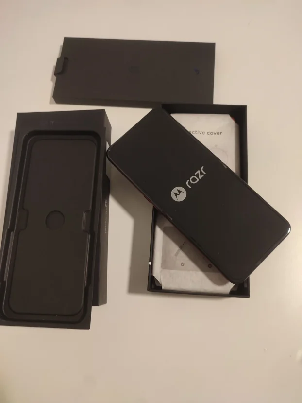 Motorola Razr 60 Ultra 16GB / 512GB Red PERFEKTAN NOV 4 CIKL