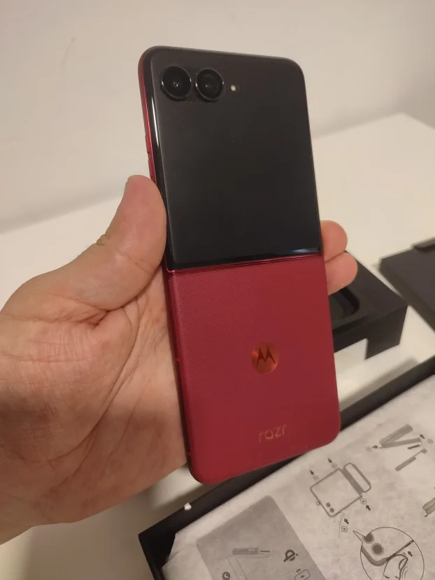 Motorola Razr 60 Ultra 16GB / 512GB Red PERFEKTAN NOV 4 CIKL