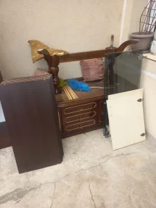 Odnosenje starog namestaja i nepotrebnih stvari