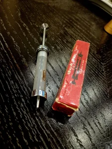 Stakleni spric u kutiji iz 70- tih godina