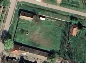 Plac sa starom kucom i stambenim kontejnerom u Loku